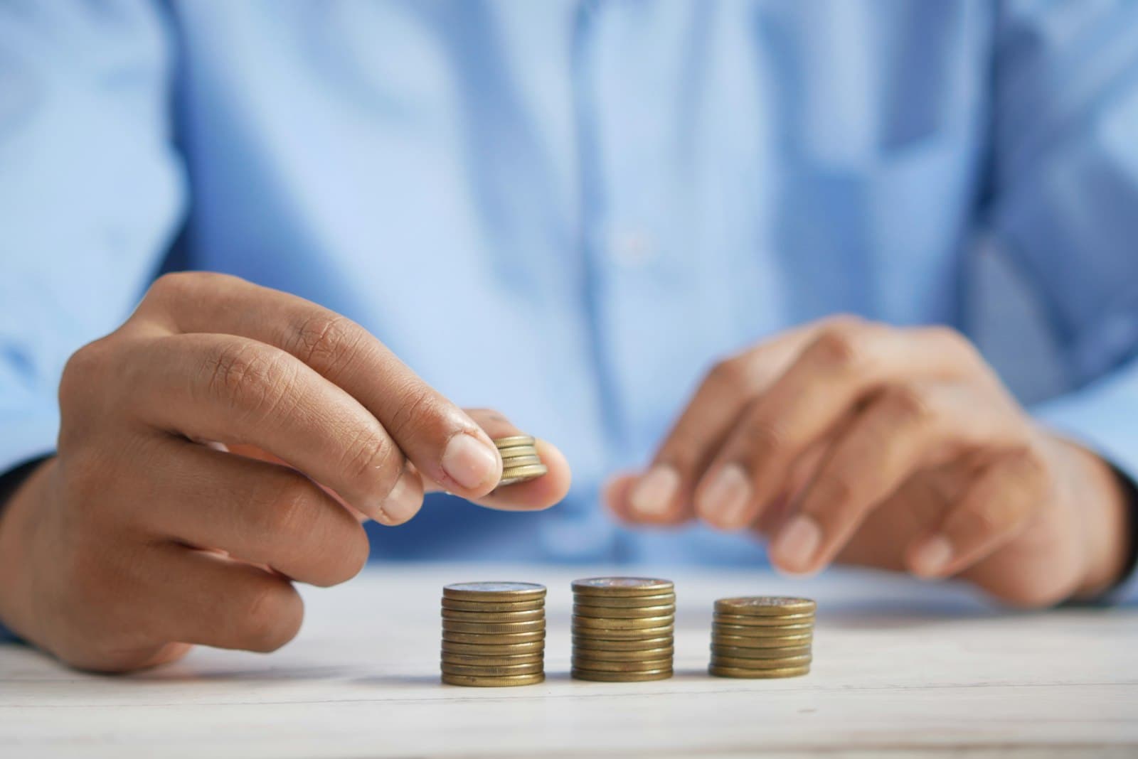 Coins growing over time representing simple interest versus compound interest calculation